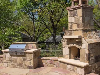 Hardscape seating wall integrated with fire feature